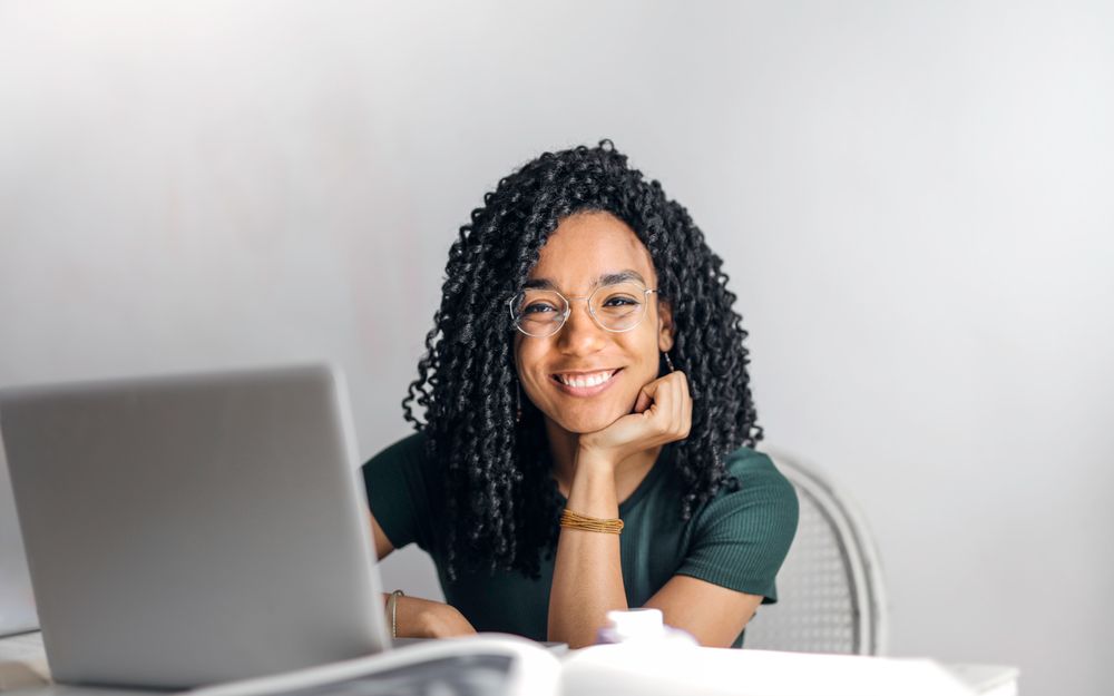 Une testeuse souriante, elle maîtrise déjà les bases